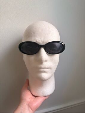Women's Black Oval Sunglasses - Timeless Everyday Shade